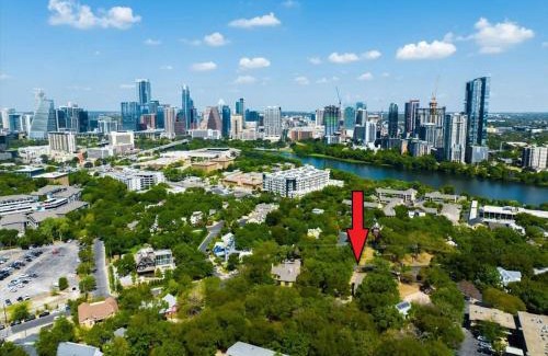 Travis Heights House | Urban Cowboy Villas: Your Getaway in the Heart of 704
