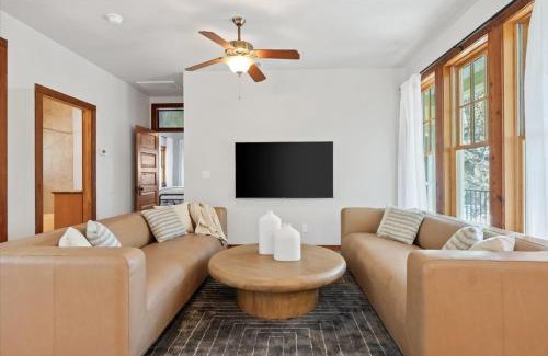 Travis Heights House | Urban Cowboy Villas: Your Getaway in the Heart of 704