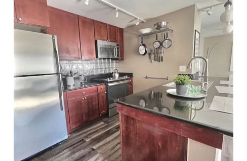 Cheesman Park Apartment | Cozy 2BR Urban Denver Flat Near Botanical Garden