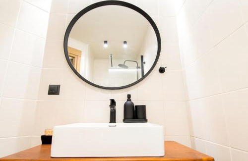 Xanthi Apartment | Inviting Urban Downtown Suite Xanthi - MenoHomes 4
