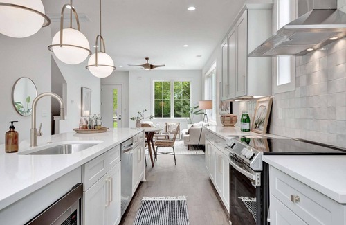 Haynes Area House | Stylish Nashville Rooftop Townhome with Skyline Views