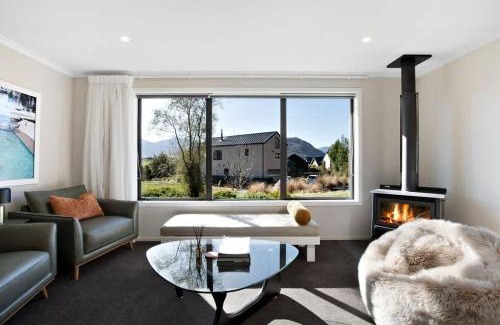Kawarau Falls House | Discover Urban Elegance: Child-Friendly City Retreat