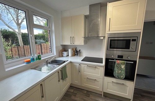 Portswood Apartment | Urban Escape: Modern Retreat with Family & Pet Amenities