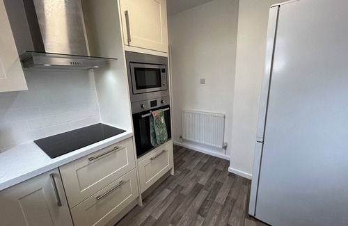 Portswood Apartment | Urban Escape: Modern Retreat with Family & Pet Amenities
