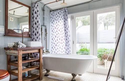 Surry Hills House | Chic Urban Farmhouse Retreat with Pet-Friendly Terrace