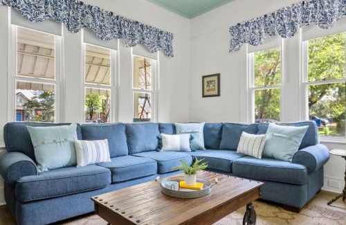 Columbia House | Inviting Urban Farmhouse for 8 - Pet Friendly Retreat