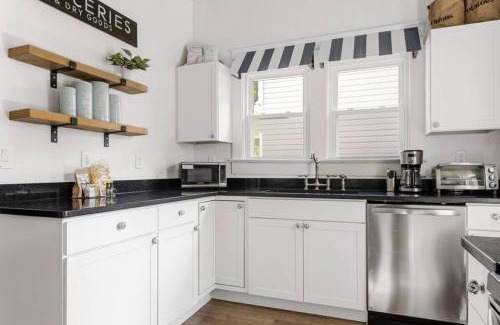 Columbia House | Inviting Urban Farmhouse for 8 - Pet Friendly Retreat