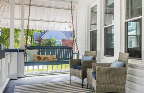 Columbia House | Inviting Urban Farmhouse for 8 - Pet Friendly Retreat