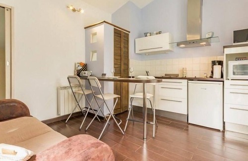 Saint-Sebastien-sur-Loire Cottage | Cozy Gite in Saint-Sébastien-sur-Loire with Spa & Kitchen