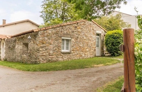 Saint-Sebastien-sur-Loire Cottage | Cozy Gite in Saint-Sébastien-sur-Loire with Spa & Kitchen