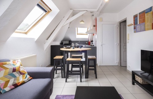 Segre House | Urban Gîte: Spacious 186m² Retreat with Terrace & Spa