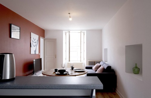 Segre House | Urban Gîte: Spacious 186m² Retreat with Terrace & Spa