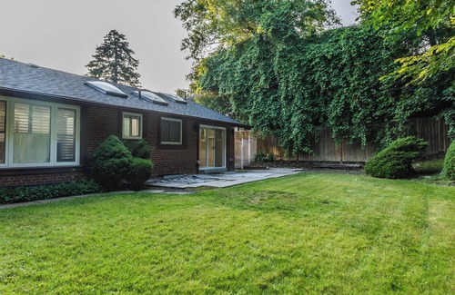 North York House | Urban Haven: Family-Friendly Retreat in the City