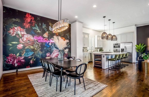 Montrose House | Inviting Urban Jungle Retreat with Breakfast in HTX Skyline