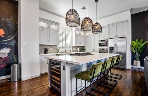 Montrose House | Inviting Urban Jungle Retreat with Breakfast in HTX Skyline