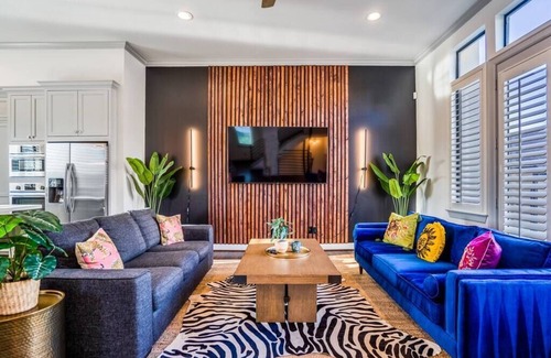 Montrose House | Inviting Urban Jungle Retreat with Breakfast in HTX Skyline