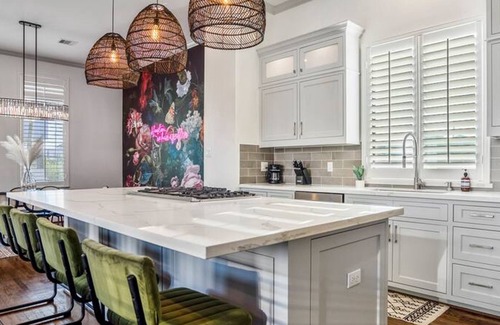 Montrose House | Inviting Urban Jungle Retreat with Breakfast in HTX Skyline