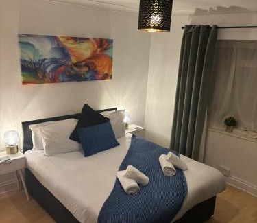 Southampton House | Urban Living - 2 beds apartment, driveway parking, centrally located!