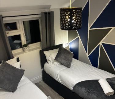 Southampton House | Urban Living - 2 beds apartment, driveway parking, centrally located!