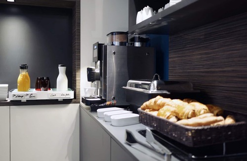 1st Arrondissement Apartment | Stylish Urban Loft & Spa in Marseille with Family Amenities