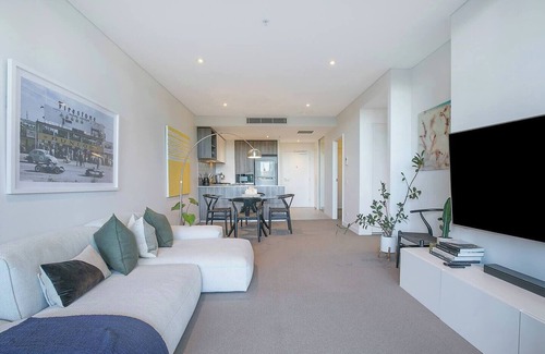 Newstead Apartment | Urban Lushscape Riverside Retreat in Newstead