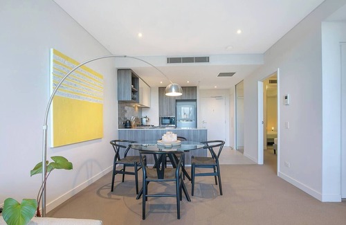 Newstead Apartment | Urban Lushscape Riverside Retreat in Newstead