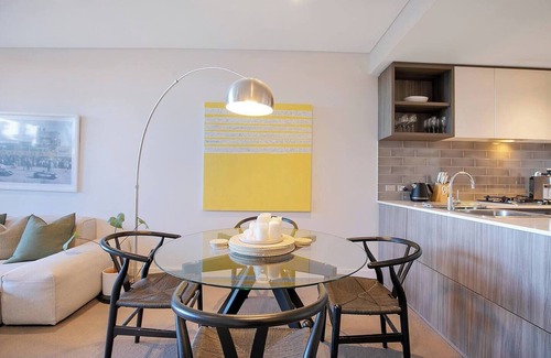 Newstead Apartment | Urban Lushscape Riverside Retreat in Newstead