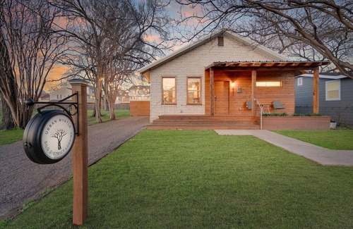 Brazos House | Prime Location: Urban Myrtle Near Magnolia Market & Baylor