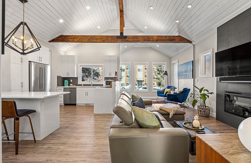 Crescent Heights House | Cozy Urban Nest by the Bow River with Kitchen Amenities