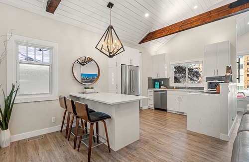 Crescent Heights House | Cozy Urban Nest by the Bow River with Kitchen Amenities