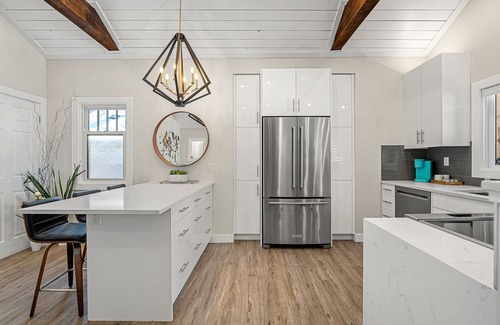 Crescent Heights House | Cozy Urban Nest by the Bow River with Kitchen Amenities