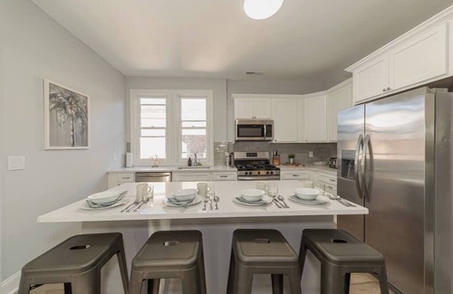 East Rock Apartment | Urban Oasis: 3BR with Kitchen, Parking & Washer/Dryer
