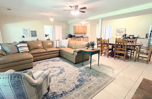 Springfield Apartment | Urban Oasis: 2bd Retreat with Nature & Family-Friendly Perks