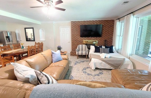 Springfield Apartment | Urban Oasis: 2bd Retreat with Nature & Family-Friendly Perks