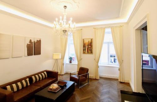 Neubau Apartment | Urban Oasis in Neubau with Cozy Fireplace