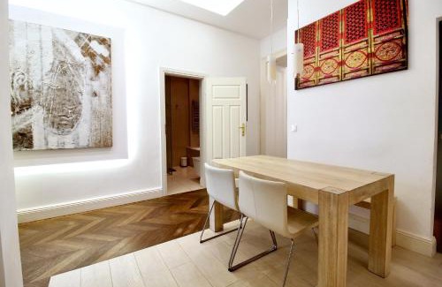 Neubau Apartment | Urban Oasis in Neubau with Cozy Fireplace