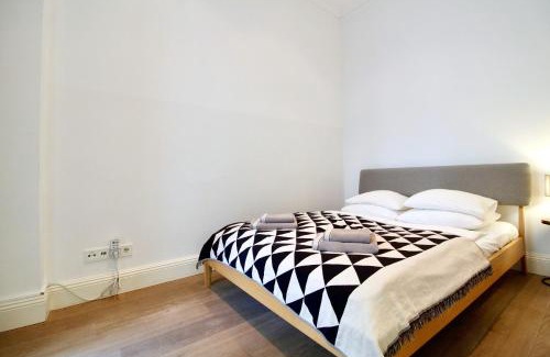 Neubau Apartment | Urban Oasis in Neubau with Cozy Fireplace