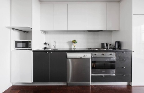 Richmond North Apartment | Urban Retreat in Richmond's Cultural Hub with Pool & Spa