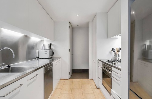 Darlinghurst Apartment | Urban Oasis with Parking Gym Sauna and Lap Pool
