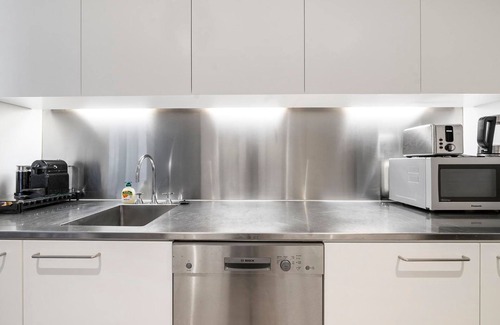 Darlinghurst Apartment | Urban Oasis with Parking Gym Sauna and Lap Pool