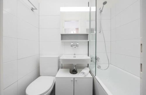 Sihlfeld Apartment | Urban Oasis: Relaxing Retreat with Scenic Queen Bed View