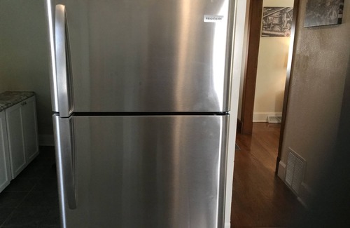 Racine House | Immaculate Urban Retreat with Spa & Self Check-In for 10