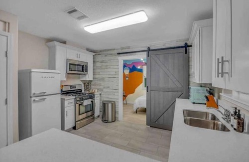 Southeast Houston House | Urban Retreat: 4BR Resort with Pool Near Hobby Airport