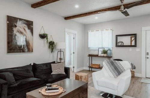 Corvallis House | Urban Rustic Retreat: Pet-Friendly Stay with Breakfast