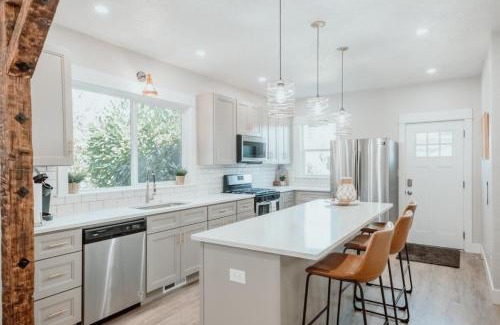 Corvallis House | Urban Rustic Retreat: Pet-Friendly Stay with Breakfast