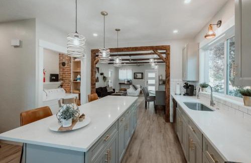 Corvallis House | Urban Rustic Retreat: Pet-Friendly Stay with Breakfast