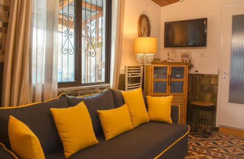 Anatolikos Sinikismos House | Coastal Retreat: Adriana's Garden Oasis with Ocean Views