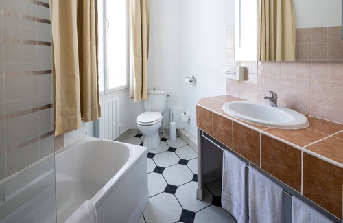 Carpentras Hotel | Discover Comfort at Best Western Le Comtadin with Pool & Breakfast