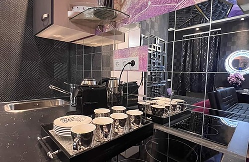 Mariahilf Hotel | Stylish Urban Suite with Jacuzzi on Vibrant Shopping Street