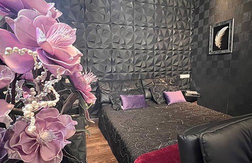 Mariahilf Hotel | Stylish Urban Suite with Jacuzzi on Vibrant Shopping Street